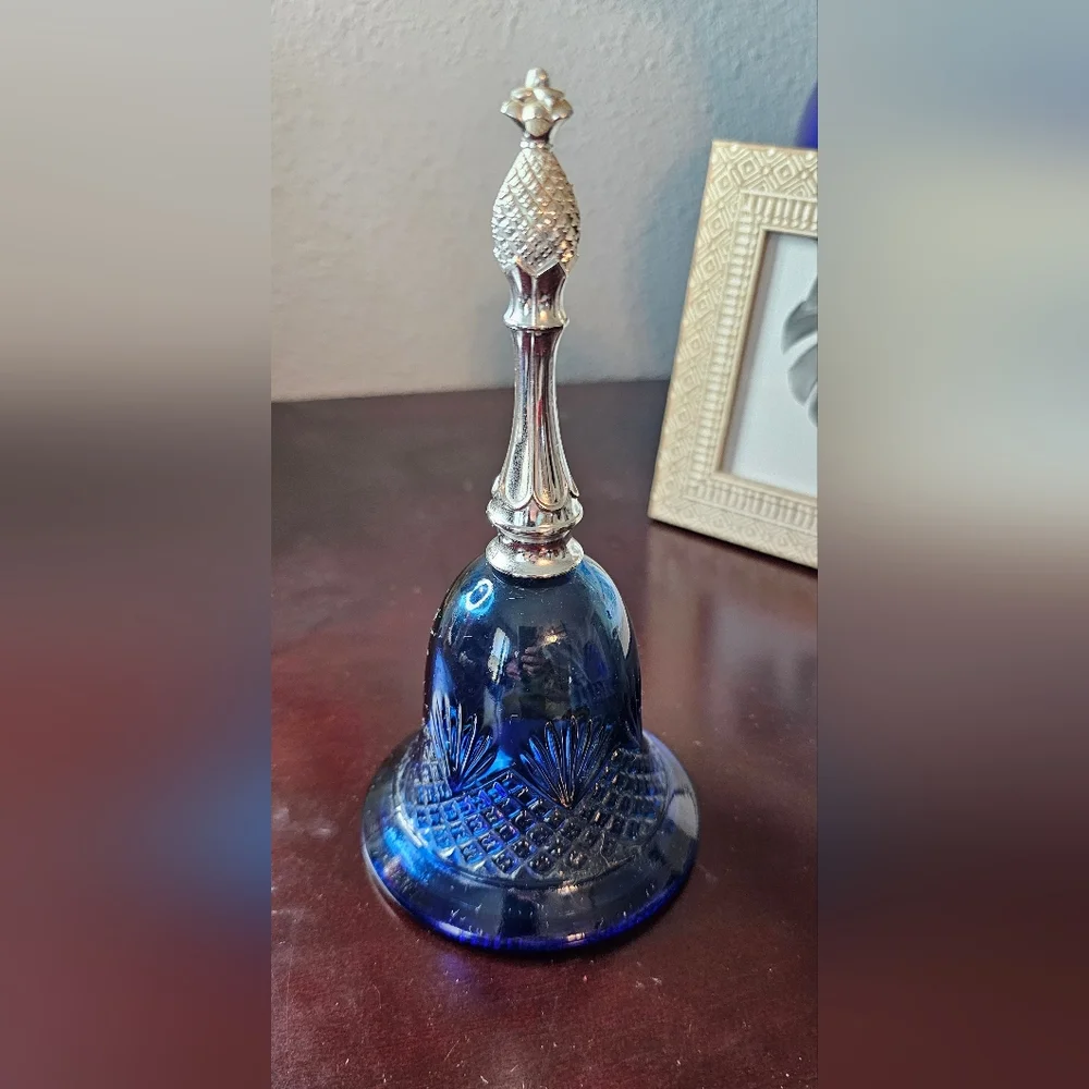Vintage Avon Collectible Blue Glass Bell Cologne Bottle 1976 edition EUC - Picture 6 of 6
